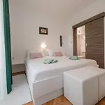 Πανσιόν Biserka 3129 Palit