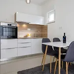 Πανσιόν Biserka 3129