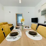 Πανσιόν Biserka 3129 Palit