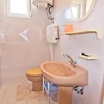 Πανσιόν Biserka 3129 Palit