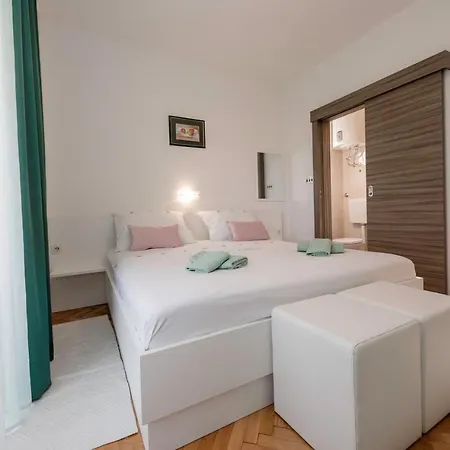 בית הארחה Biserka 3129 Palit