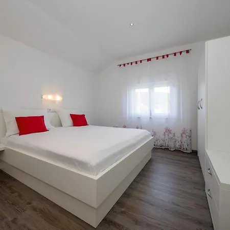 Πανσιόν Biserka 3129