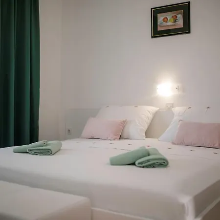 Πανσιόν Biserka 3129 3*