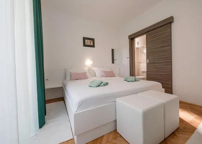 Πανσιόν Biserka 3129 Palit