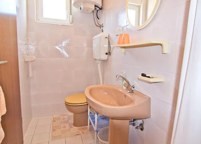 Πανσιόν Biserka 3129 Palit